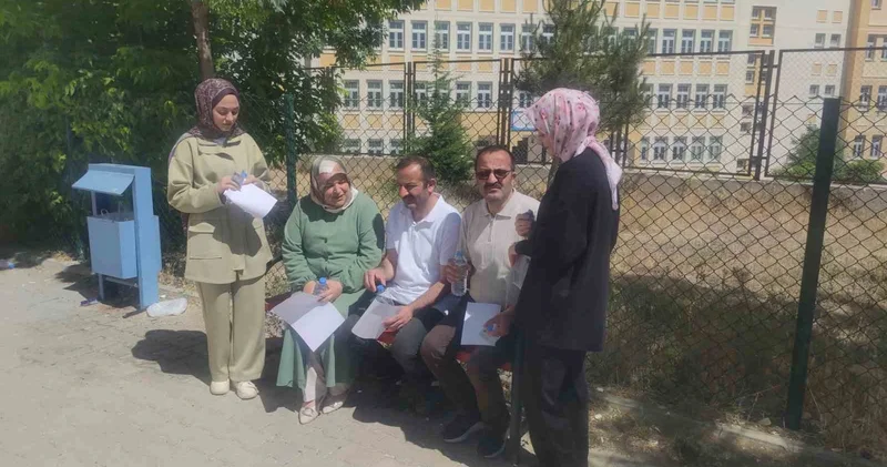İkiz kardeşler kızlarıyla birlikte YKS’ye girdi