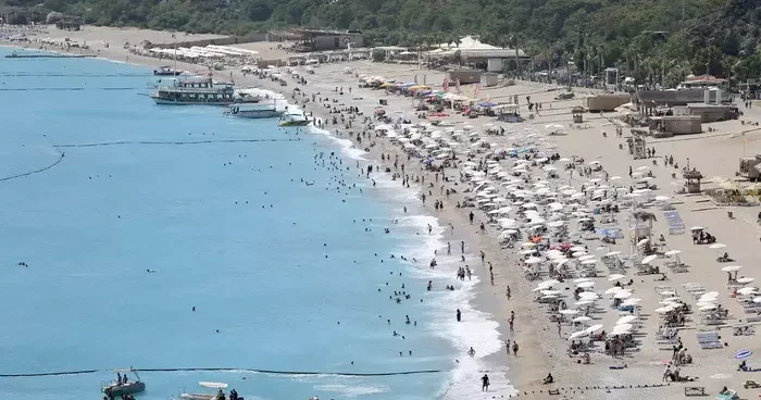 Hava sıcaklığı 37 dereceye ulaştı! Yerli ve yabancı turistler Muğla sahillerine akın etti