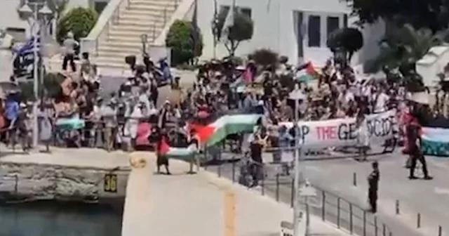 Yunanistan’da İsrail’e tepki: Siros limanına yanaşan gemiden indirmediler VİDEO İZLE