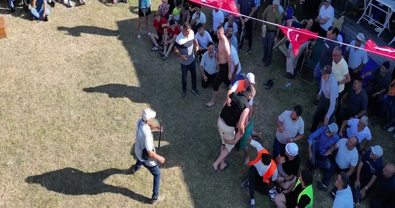 Rakibini karıştırıp seyirciyle güreşti