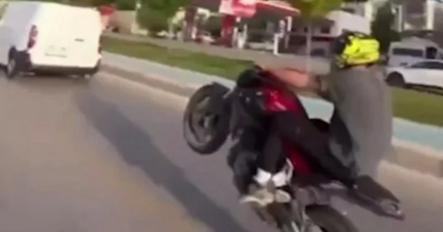 Tek teker üstünde motosiklet kullanan sürücüye 45 bin 680 lira ceza VİDEO İZLE