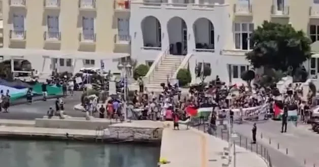Yunanistan da İsraillilere beklenmedik protesto! Gemiden inemediler
