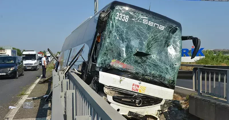 34 turistin bulunduğu otobüs faciaya ramak kala durdu