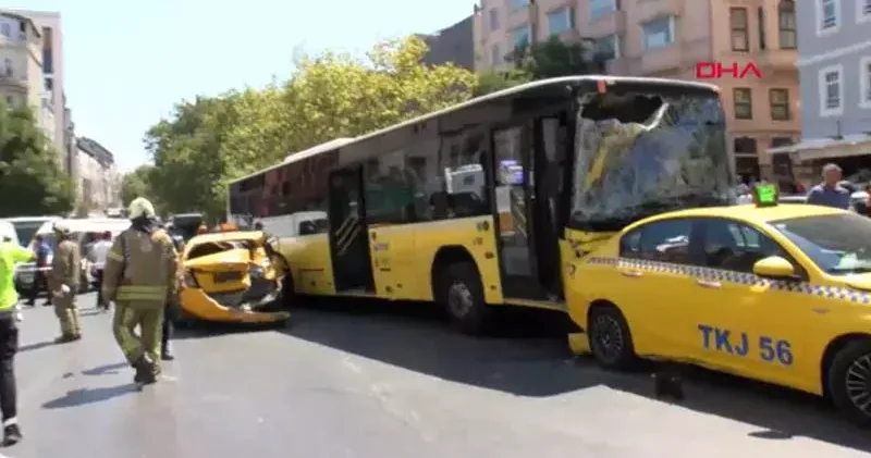 Beyoğlu nda 10 aracın karıştığı zincirleme kaza anına ilişkin yeni görüntüler ortaya çıktı