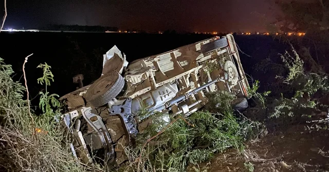 Kamyonetle çarpışan otomobil hurdaya döndü; aynı aileden 3 ağır yaralı Adana Haberleri
