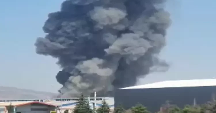 Kayseri de mobilya fabrikası yanıyor!