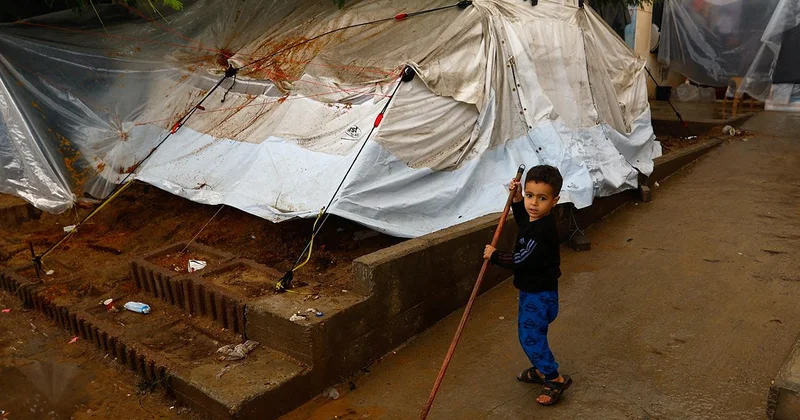 Soykırımcı İsrail in saldırılarından kaçan Filistinliler, çadırlarda hayatta kalmaya çalışıyor
