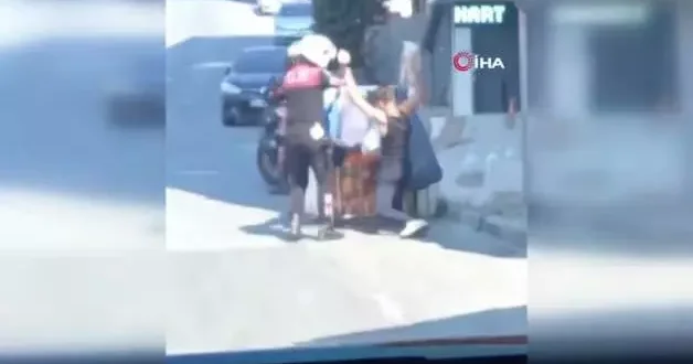 Polisten takdir toplayan hareket! Kağıt toplayıcısının yardımına koştu