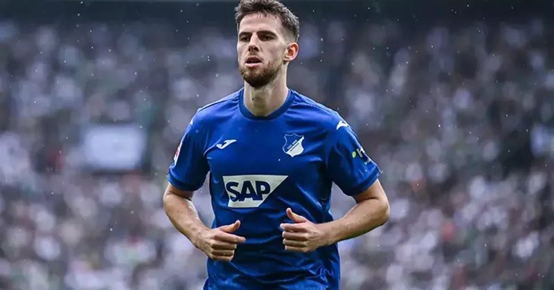 Leeds lands German midfielder Stach for £17m