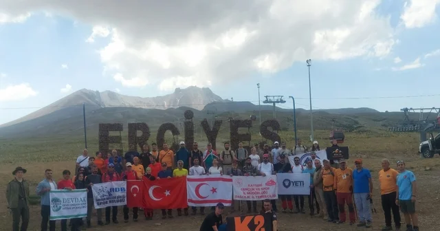 Dağcılar Kıbrıs şehitlerini anmak için Erciyes in zirvesine tırmandı Kayseri Haberleri