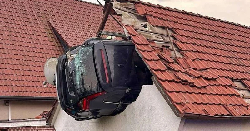 Uçan araba ahırın çatısına girdi