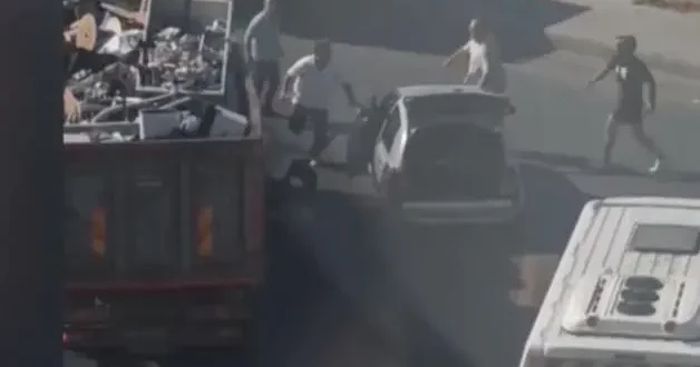 Trafikte korku dolu anlar! Keserle önüne gelene saldırdı