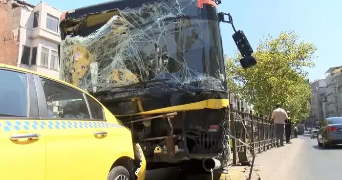 Beyoğlu nda İETT otobüsü 10 araca çarptı! 6 kişi yaralandı, şoför gözaltına alındı