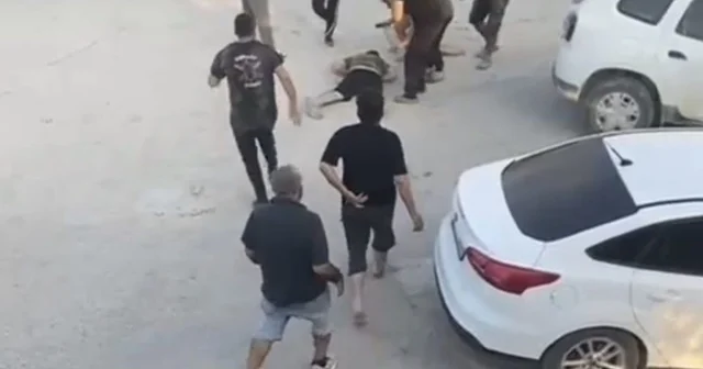 Kavgayı ayırmaya çalışanlara bıçaklı saldırı kamerada: 1 ölü, 3 yaralı Hatay Haberleri