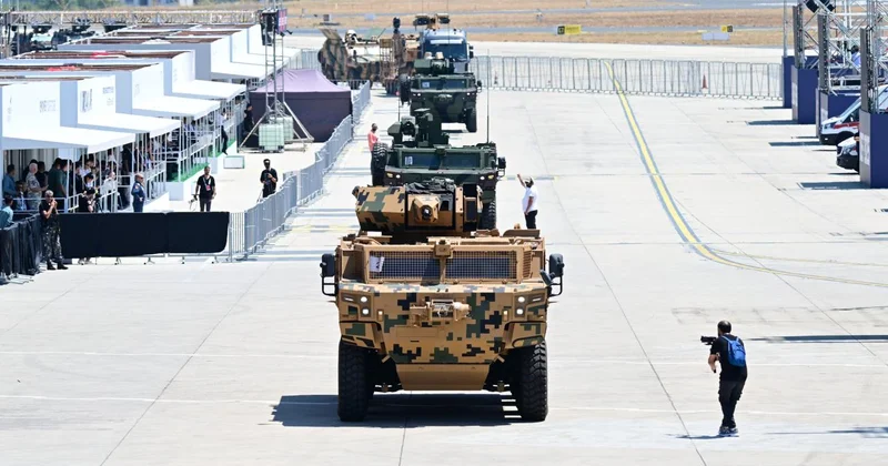 IDEF 2025 te yerli savunma sanayii araçlarıyla geçiş töreni