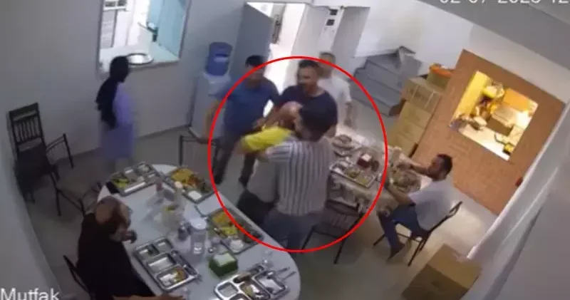 Kağıthane de nefes borusuna yemek kaçan işçinin Heimlich manevrasıyla kurtulduğu anlar kamerada