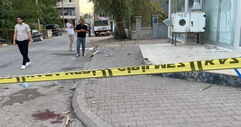 Kocaeli nde ev baskınıyla başlayan kavgada sokak savaş alanına döndü