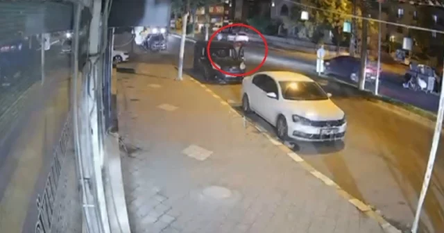 Otomobil, park halindeki 2 araç ile inen sürücüye çarptı Hatay Haberleri