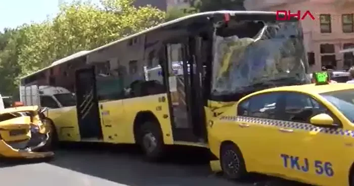 İstanbul da korku dolu anlar! Beyoğlu nda 9 aracın karıştığı zincirleme kaza! Yaralılar var