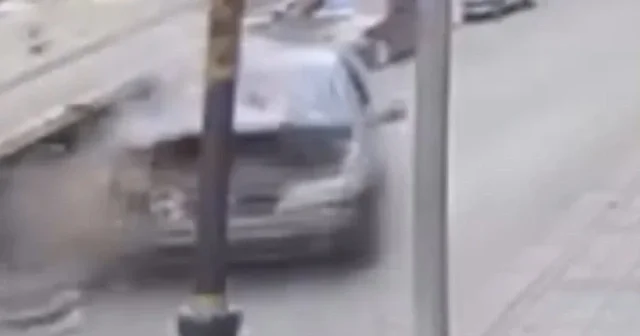 Direksiyon hakimiyetini kaybetti: Önce otomobile ardından direğe çarptı VİDEO İZLE