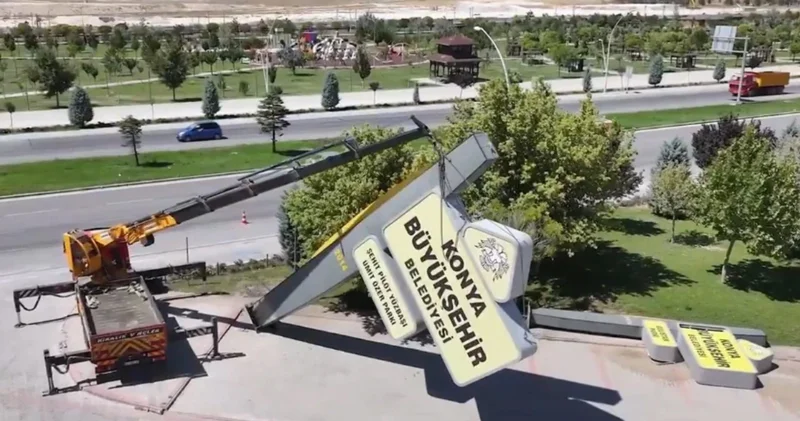 AKP li Konya Büyükşehir Belediyesi kendi diktiği tabelaları şehir estetiğini bozuyor ve trafiği tehlikeye atıyor diye söktü