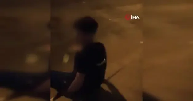 Görenler şaştı kaldı! Yaralı genç sırtındaki bıçakla hastaneye böyle kaldırıldı
