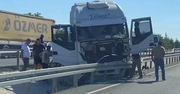 Kontrolden çıkan tır refüje çarparak durabildi