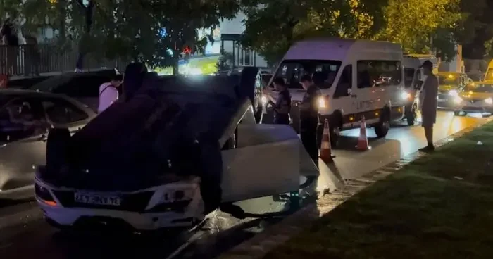 Esenyurt ta sürücüsünün direksiyon hakimiyetini kaybettiği otomobil takla attı