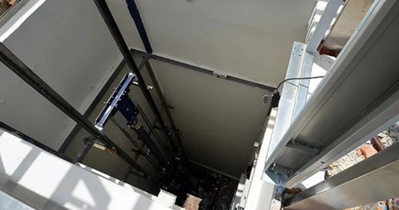 Asansör 5 inci kattan beton zemine çakıldı! İçinde 2 tamirci vardı