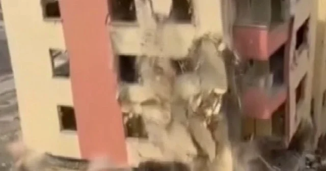 Hatay da 4 katlı binana saniyeler için yerle bir oldu: O anlar kamerada VİDEO İZLE
