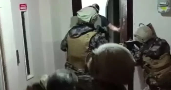 Araç içerisinde tüfekli paylaşım yapmışlardı! Evlerine düzenlenen operasyonla yakalandılar