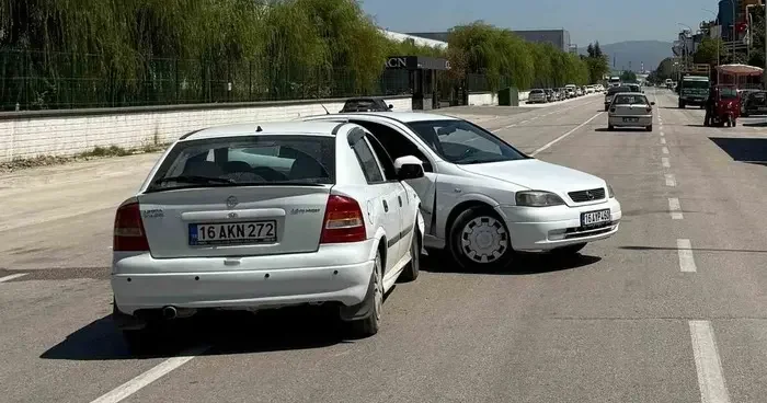 Bursa da kaza: 2 otomobil çarpıştı! 2 yaralı