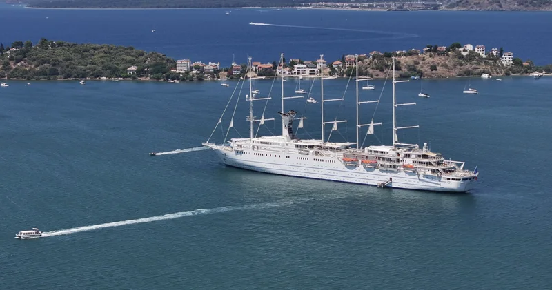 En büyük yelkenli yolcu gemilerinden Club Med 2 Fethiye Körfezi’ne demirledi