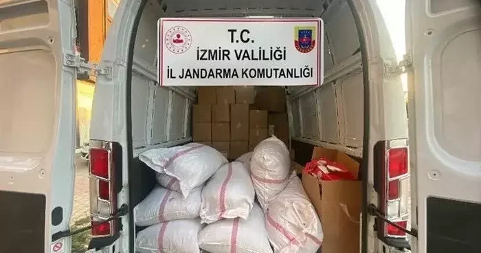 İzmir de kaçak tütün operasyonu: 4 gözaltı