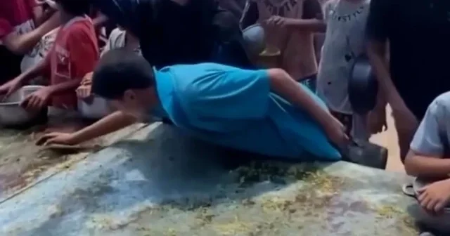 Gazze de bir çocuk yardım noktasında arda kalanlarla karnını doyurdu VİDEO İZLE