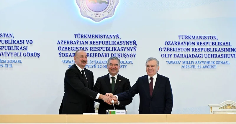 Azerbaycan, Türkmenistan ve Özbekistan liderleri Türkmenbaşı nda üçlü zirvede buluştu
