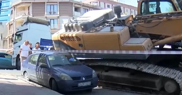 Küçükçekmece de TIR daki iş makinesi otomobilin üzerine devrildi VİDEO İZLE