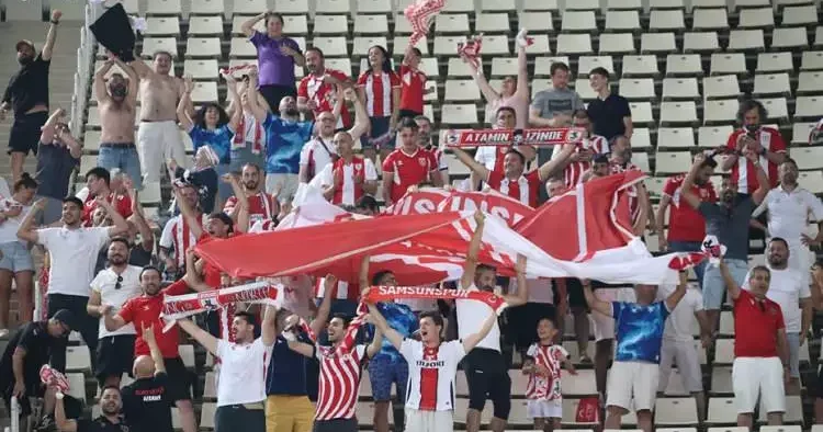 Samsunspor Avrupa da korku verdi! Atatürk bayrakları Yunanları çileden çıkardı