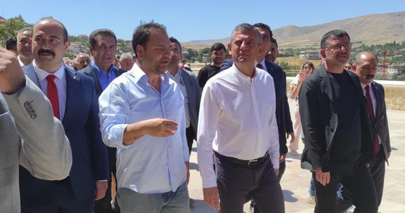 Özgür Özel Divriği Ulu Camii de cuma namazı kıldı