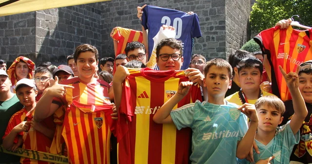 Kayserispor da teknik direktör Gisdol ve futbolcular imza gününde taraftarlarla buluştu Kayseri Haberleri