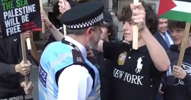 İngiltere de göstericiler Gazze nin sesi olmak için polise direndi VİDEO İZLE