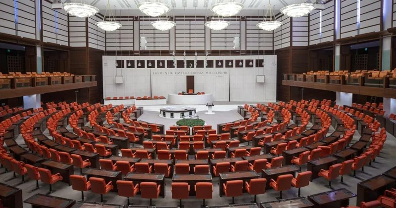 TBMM’de temizlik mesaisi başladı! Vekillerin kirletmediği (!) koltuklar da yıkanacak
