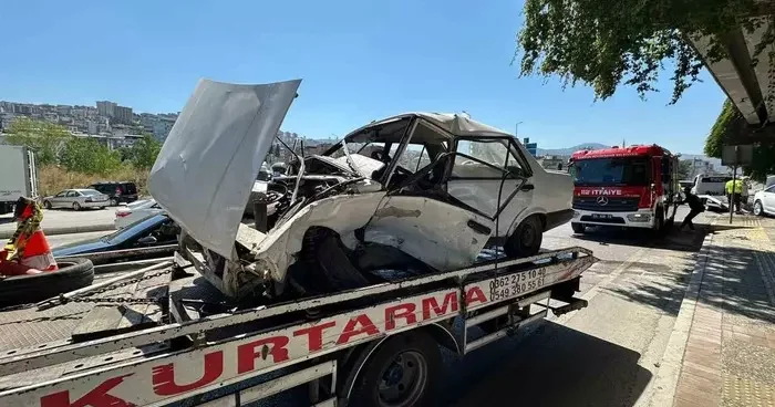 Kazaya karışan Tofaş otomobil hurdaya döndü: 1’i ağır 2 yaralı