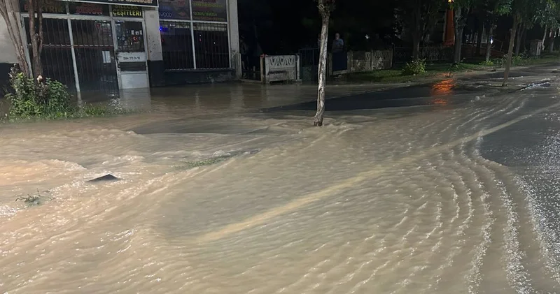 Ana hat borusunda sızıntı: Bir mahalle sular altında kaldı