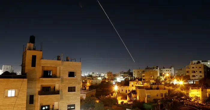 Son dakika... Tel Aviv de sirenler çalıyor! Yemen den İsrail e füzeli saldırı