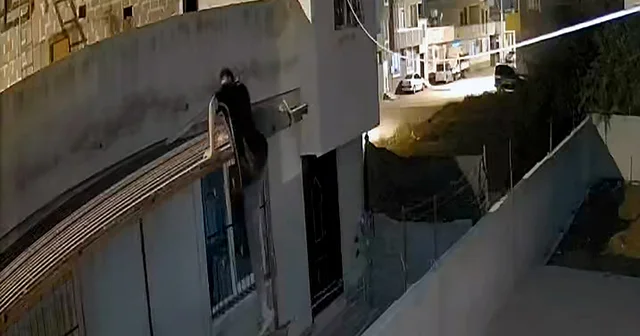 Misafirliğe giden ailenin evine balkonundan tırmanıp, 38 bin lira çaldı Adana Haberleri