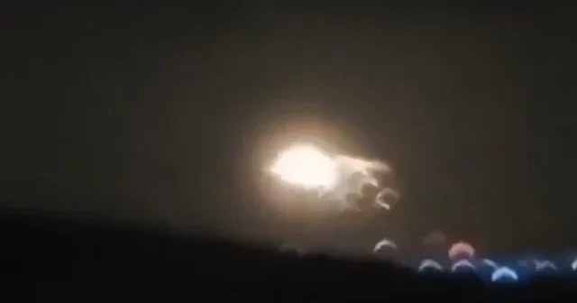 Malezya’da savaş uçağı düştü: Pilotlar sağ kurtuldu VİDEO İZLE