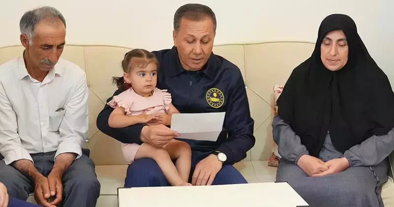 Bakan Yerlikaya, şehit ailesine Cumhurbaşkanı Erdoğan ın mektubunu okudu