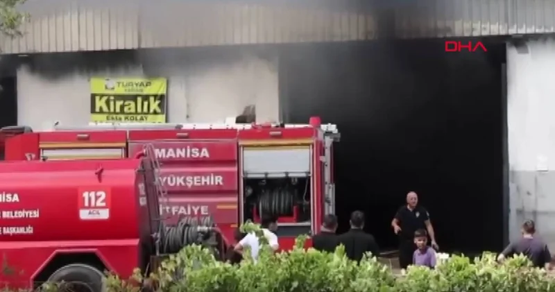 Plastik kasa deposunda yangın