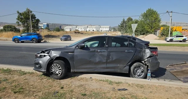 Bursa da otomobil çarptığı aydınlatma direğinin devrilmesi sonucu 4 araç kaza yaptı Bursa Haberleri